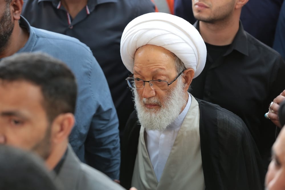 آية الله قاسم يشارك في ختام مراسم العزاء برحيل العلامة الوداعي بموكب وفاء حاشد