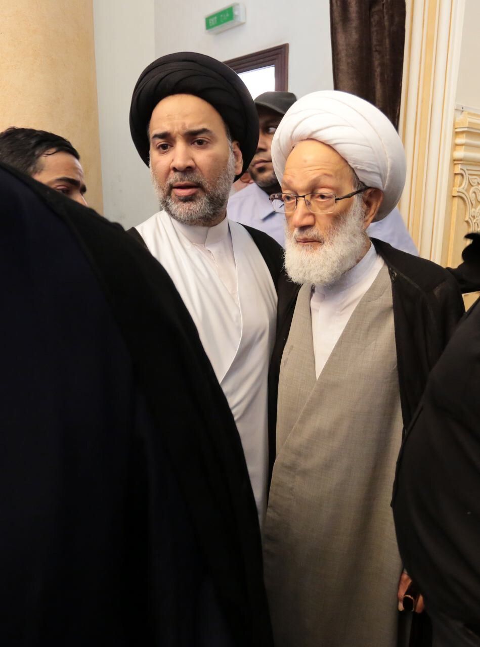 آية الله قاسم يودع رفيق دربه.. ويشارك الآلاف في التشييع المهيب للعلامة الراحل الوداعي